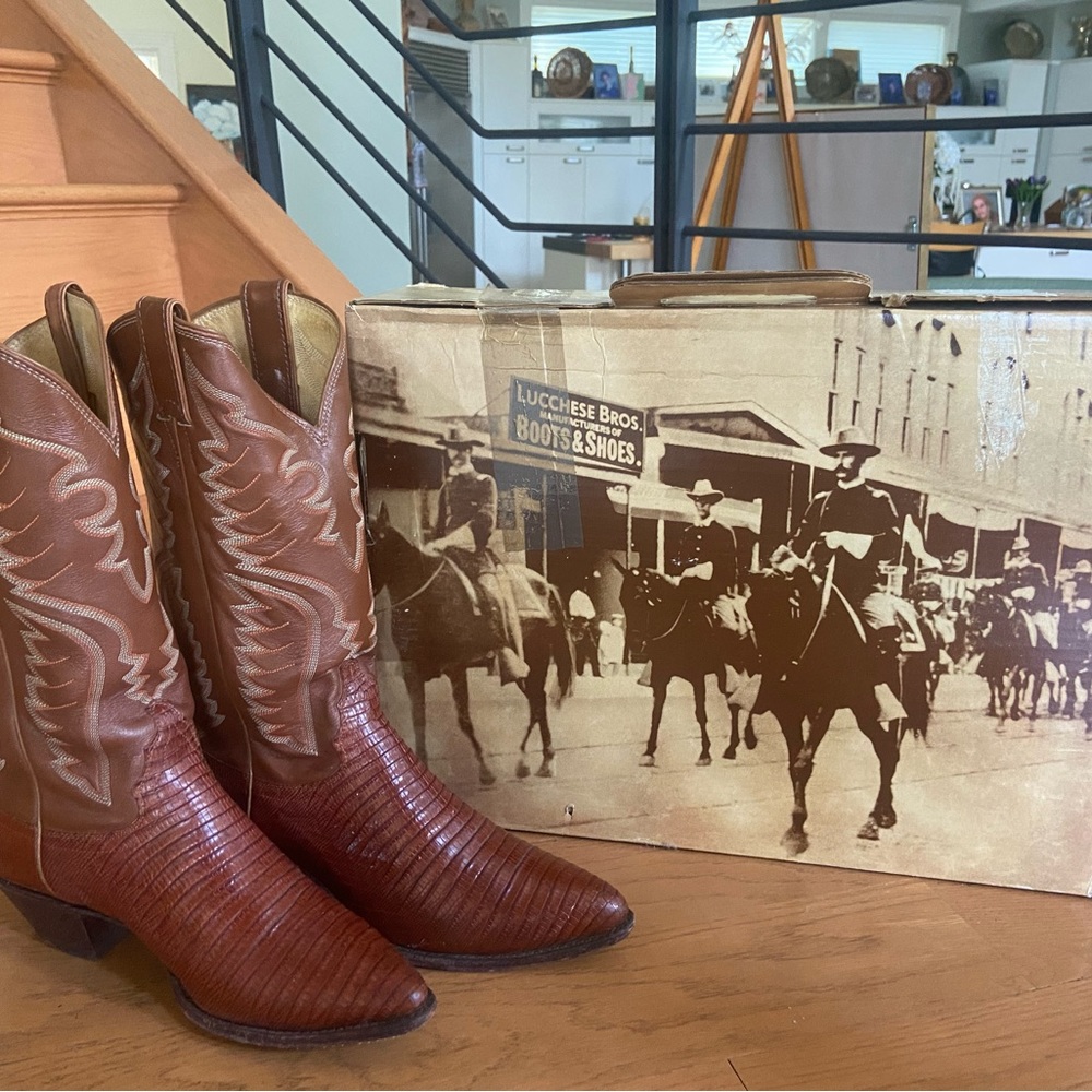 Justin boots. (Sorry about the wrong box showing) size 9.5 women’s . Worn once